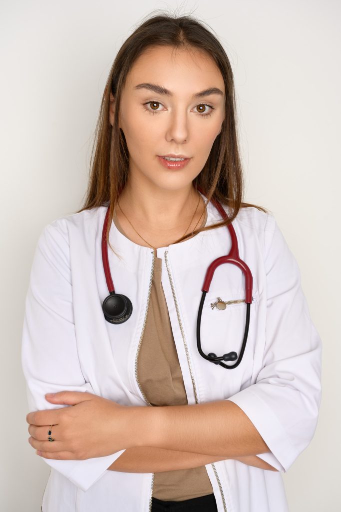 kobieta lekarz lekarka pozuje do zdjęcia wizerunkowego w kitlu i ze stetoskopem na szyi